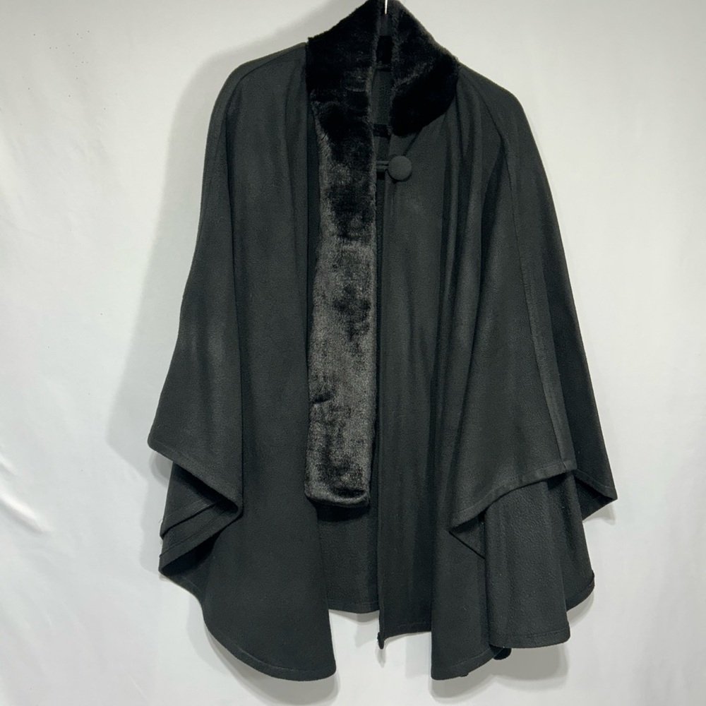 Elegant Black fleece Cape with Faux Fur Trim. XL. Button closure.